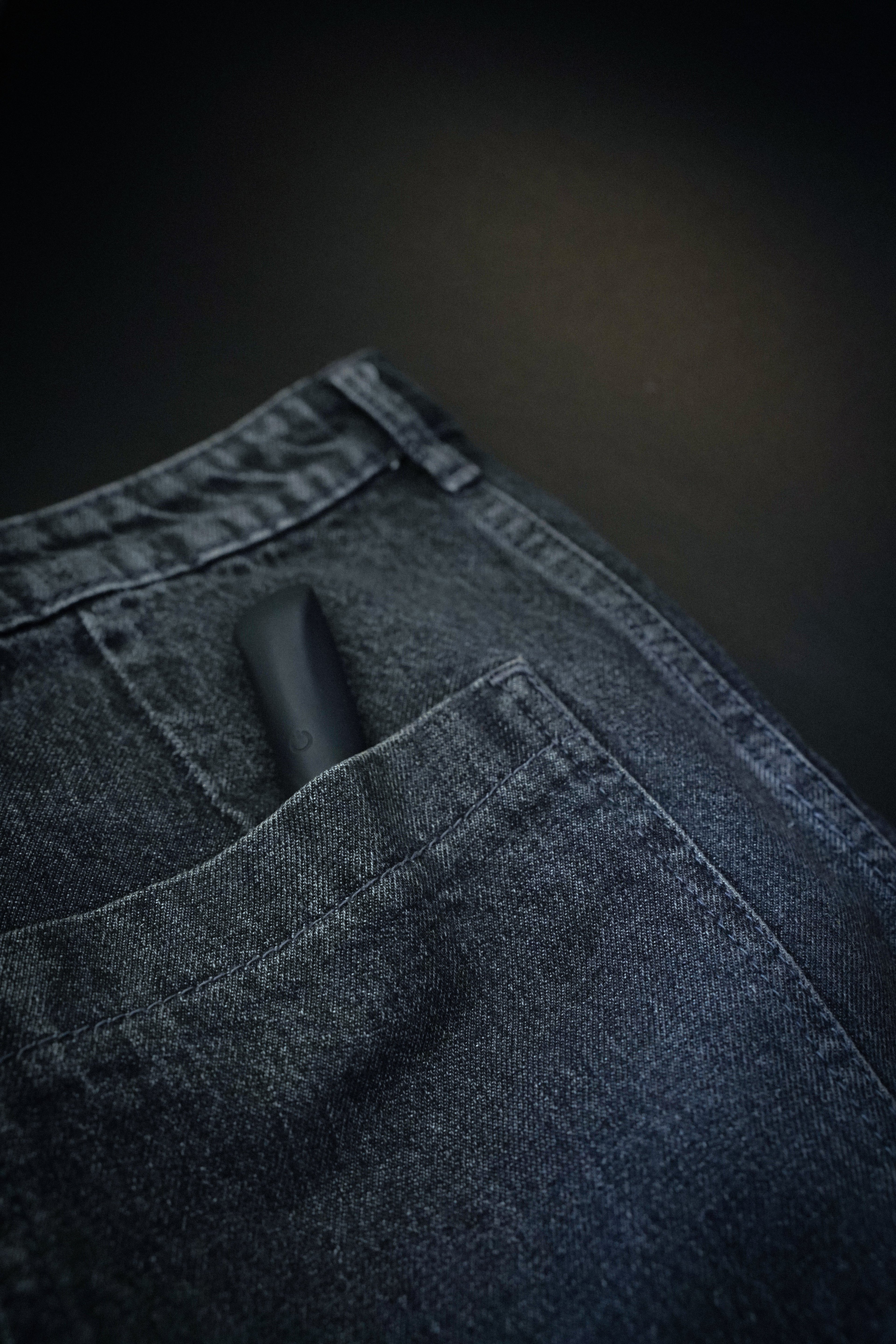Showcasing a Dia Mini Noir, India's most discreet sleek bullet massager.