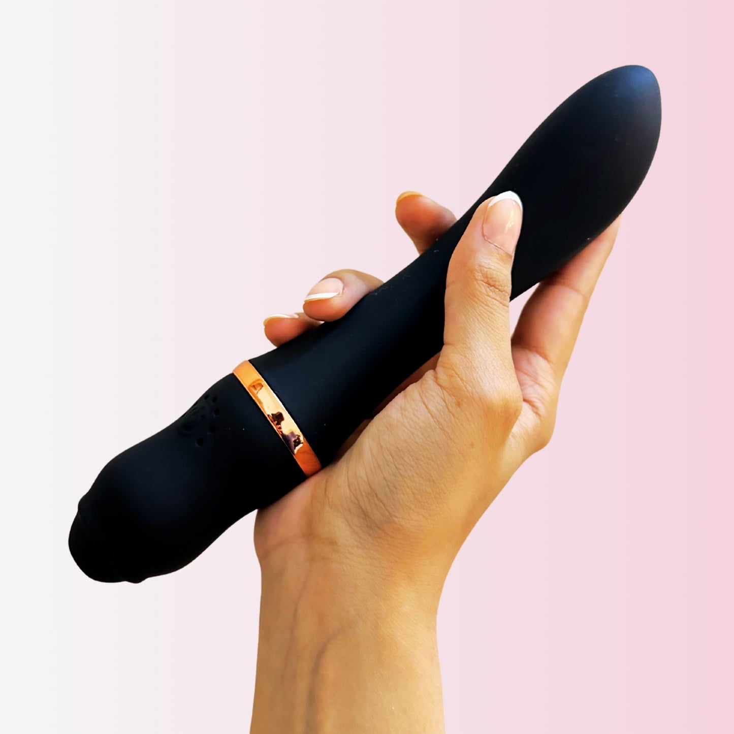 Euporie Noir by Libertee, showing the products in hand. Euporie Noir is a full body massager, premium, versatile and perfect for shoulders, shoulder blades and muscle relaxation in general