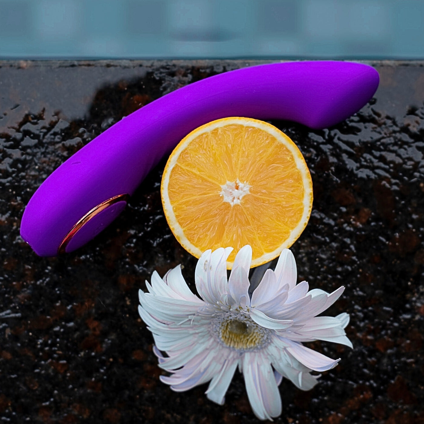 Luna Violet is a curved and flexible massager for women. Luna Violet is a waterproof vibrator. 